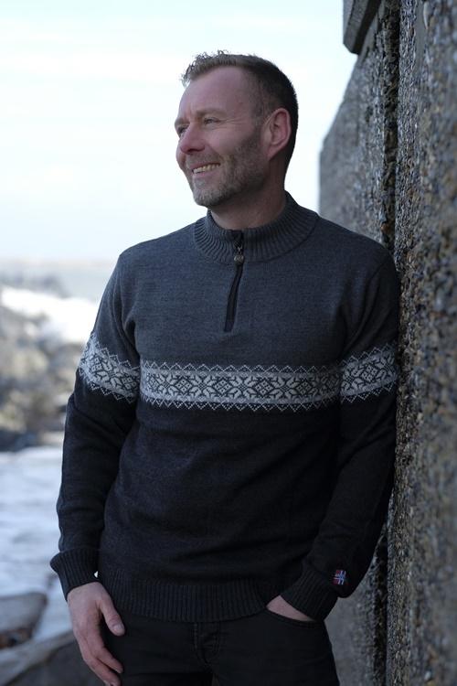 Norsk Merino Uld Striktrøje med Lynlås – Stilfuld Elegance