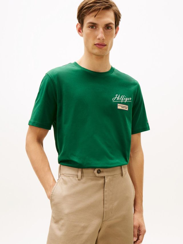 Modern Ath Graphic Badge Tee fra Tommy Hilfiger