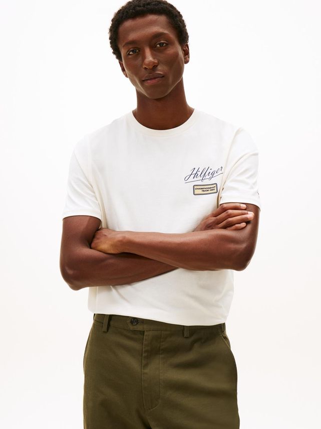 Modern Ath Graphic Badge Tee fra Tommy Hilfiger