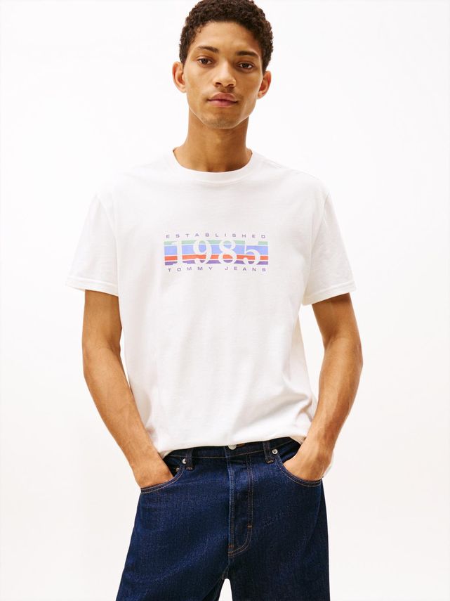 Tjm Reg 1985 Dna Graph Ss T Ext fra Tommy Jeans