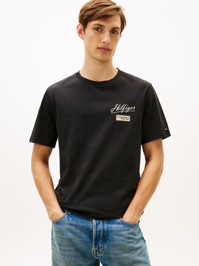 Modern Ath Graphic Badge Tee fra Tommy Hilfiger
