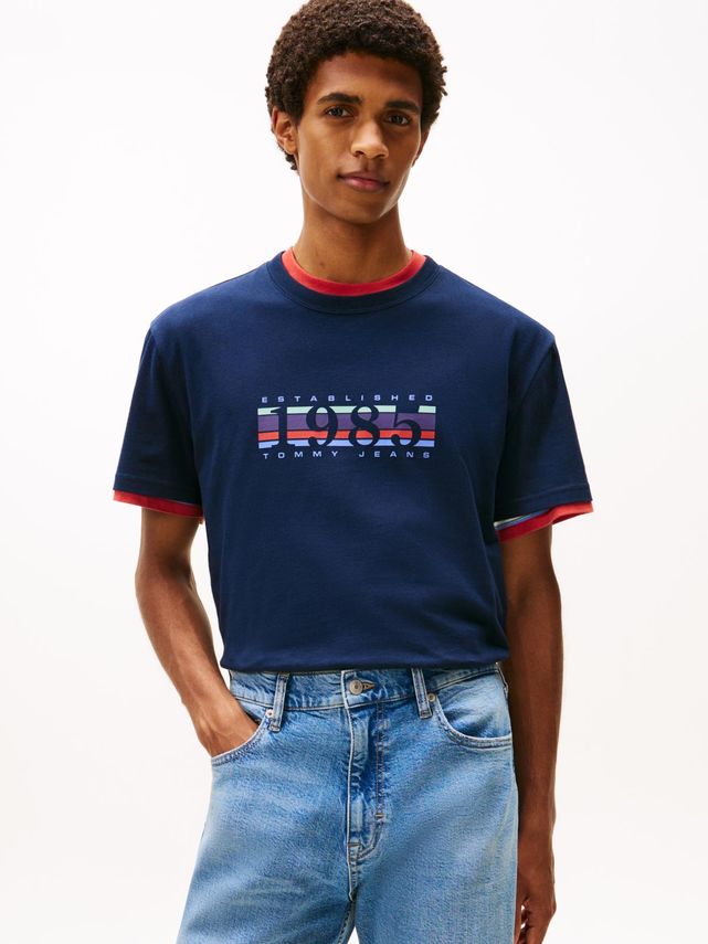 Tjm Reg 1985 Dna Graph Ss T Ext fra Tommy Jeans